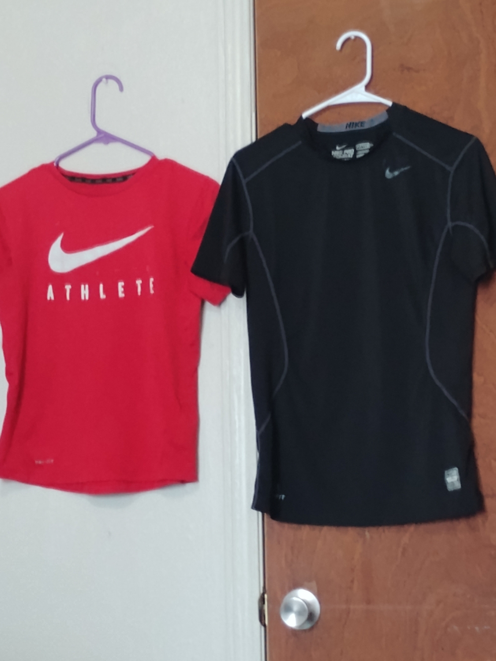 Nike Kids Red Graphic Tee & Black Performance Shirt Duo Size Extra Large Youth